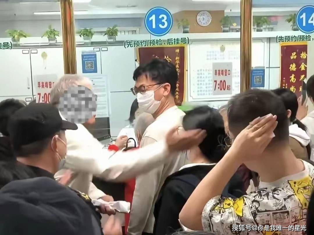 女子医院插队,反而嘲讽辱骂旁人,被大爷一巴掌