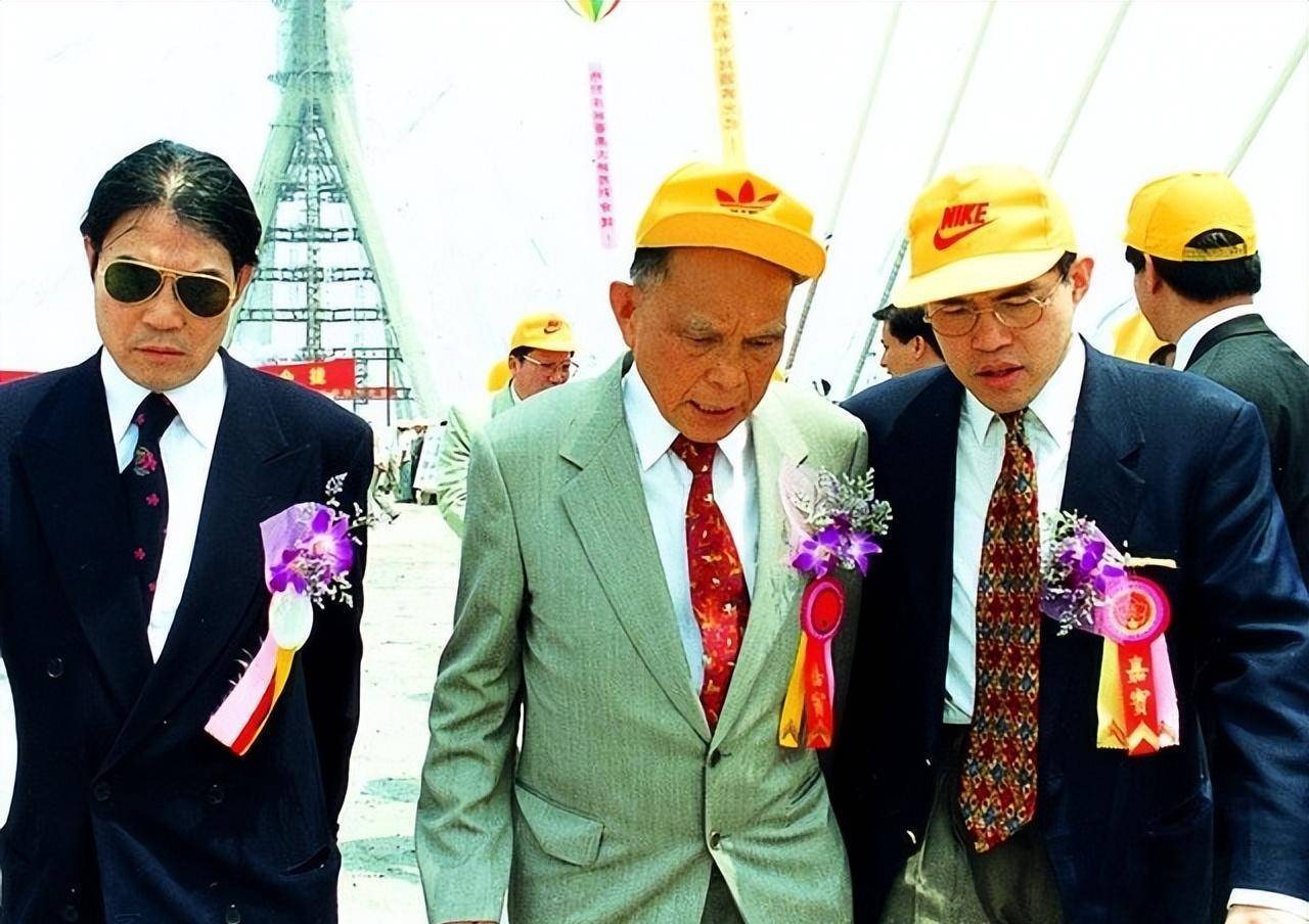 霍英东葬礼赌王扶灵,曾扬言:没我澳门一切都是假的,包括何鸿燊