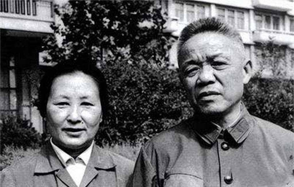 81年韩先楚回乡,目睹乡亲生活后,致电兰州军区:调拨5万件旧衣