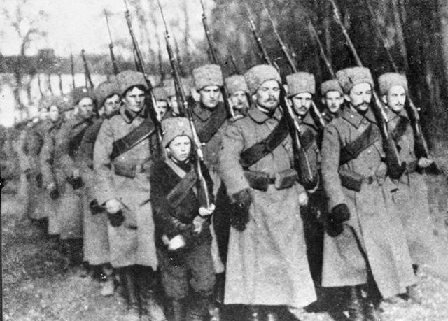 苏俄政权差点被推翻时,一支黑军救了他们,这支黑军