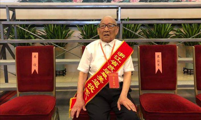 一位老兵,拿出来两枚特等功臣勋章,目前待遇怎样_胡兆富_汪正满_老人