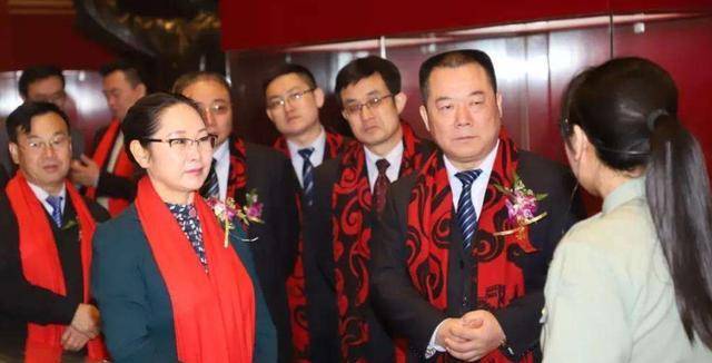 汶川地震时,他立马带头捐赠了一个亿,45岁时却因身体透支而去世