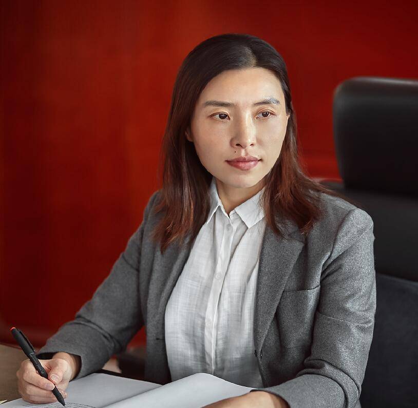 是陈小英的大哥,自然不会丢下妹妹不管,但奚春阳只是聂腾飞曾经的司机