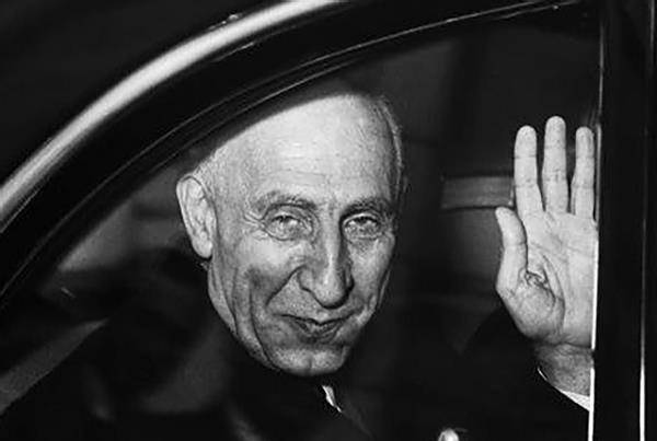 被"神棍"窃取的伊朗:流亡15年的霍梅尼,为何深受万人拥护?