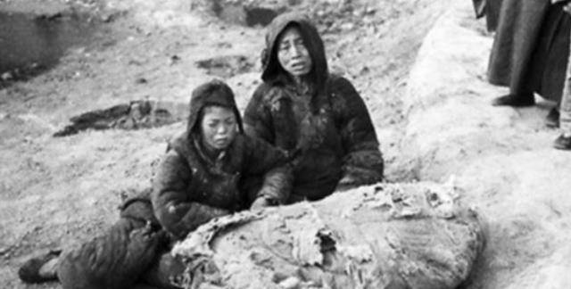 拔树皮吃草根,被观音土胀死,在饥荒的年代,人命真的很不值钱