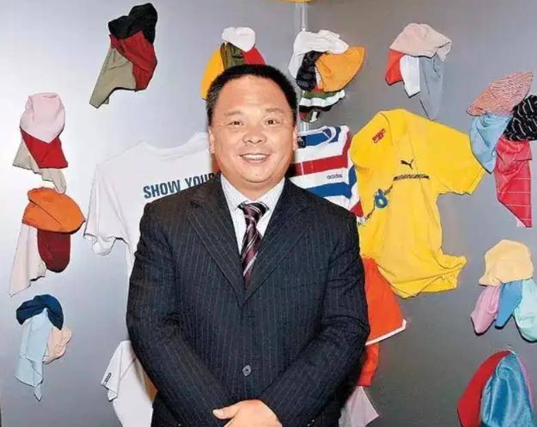 花1亿给员工包车,20年没人离职!他跟996对着干,却年入226亿