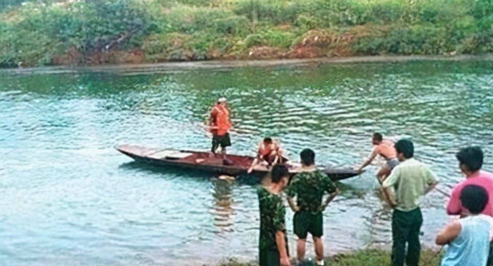 景象,或许都比不过每至黄昏时分,在孙水河边上与狗狗散步来的温馨甜蜜