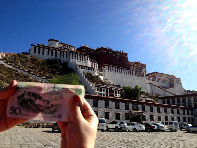 不得不提的是布达拉宫,这座位于拉萨市区的宫殿,不仅是西藏的标志性