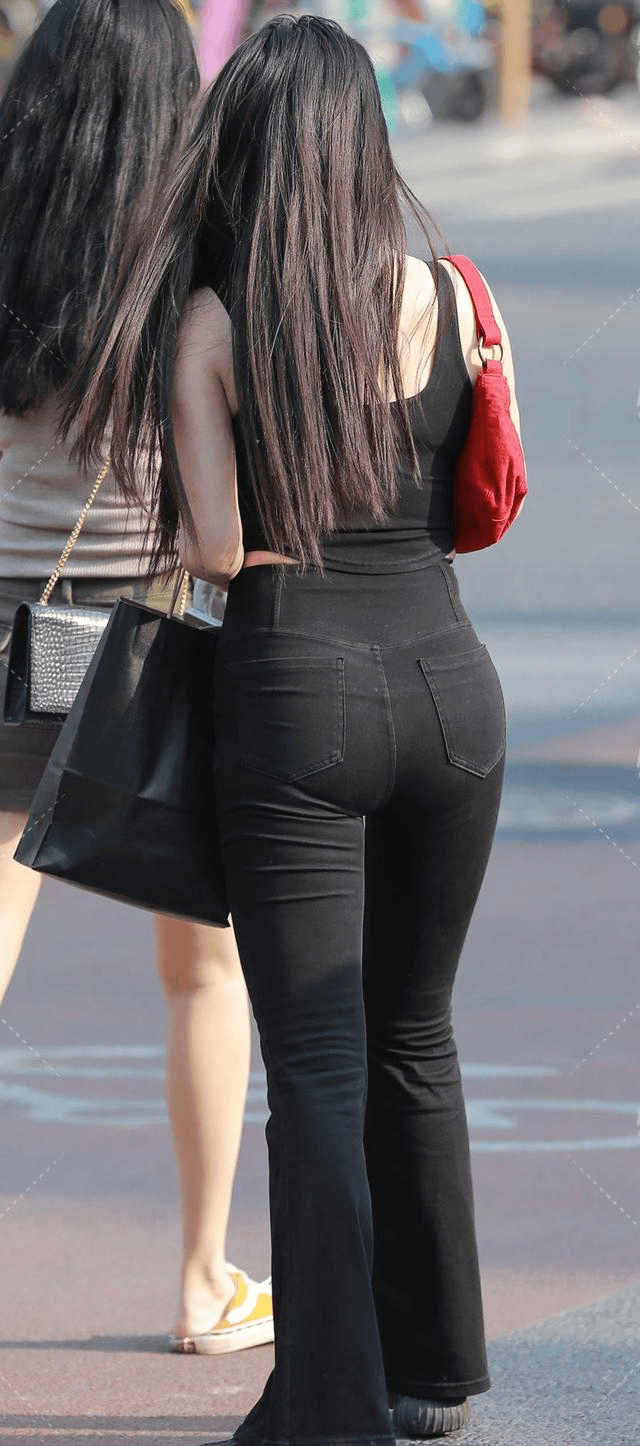 都市流行风尚,黑色直筒牛仔裤搭配,轻松自然又有个性!