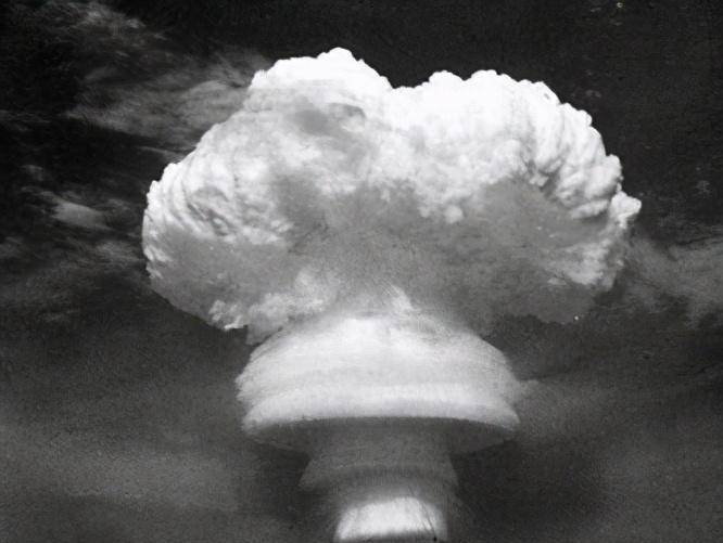 "两弹元勋"邓稼先,隐姓埋名28年,这么做值得吗?