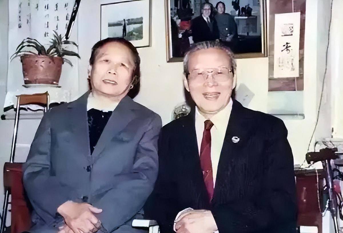 云南王卢汉晚年:捐光房产,1974年病逝前,家人提了一项请求