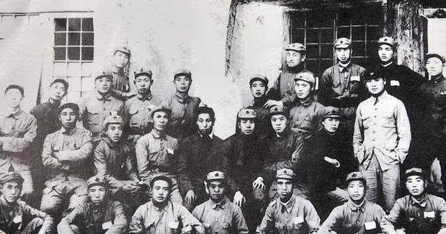 他是军区司令员,却雇了10年炊事员,参加会议自己还补交了170元