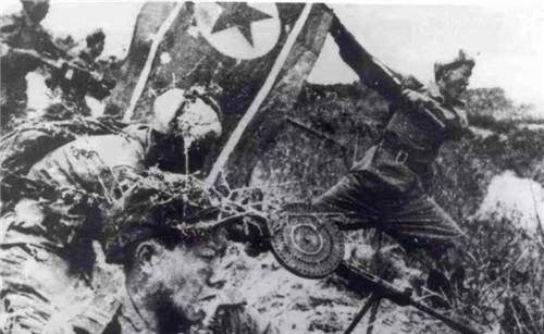 1922年,杨根思生于江苏泰兴一个贫苦的农民家庭,幼年丧失双亲.