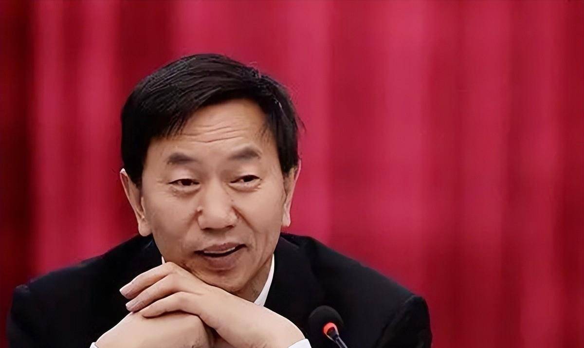 19年耿彦波辞去太原市市长职务,一双沾满灰尘的皮鞋就是他的符号