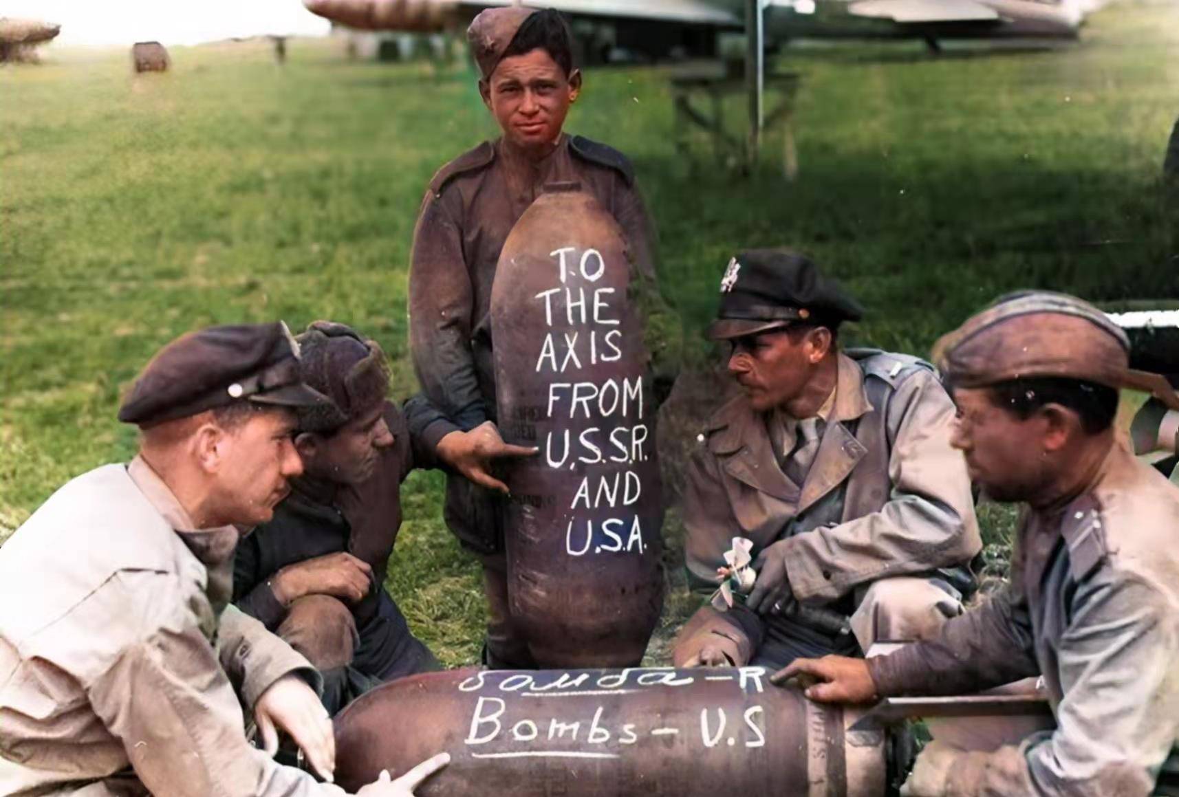 1943年2月在苏联斯大林格勒拍摄的照片,一名苏联士兵打出了胜利的旗帜