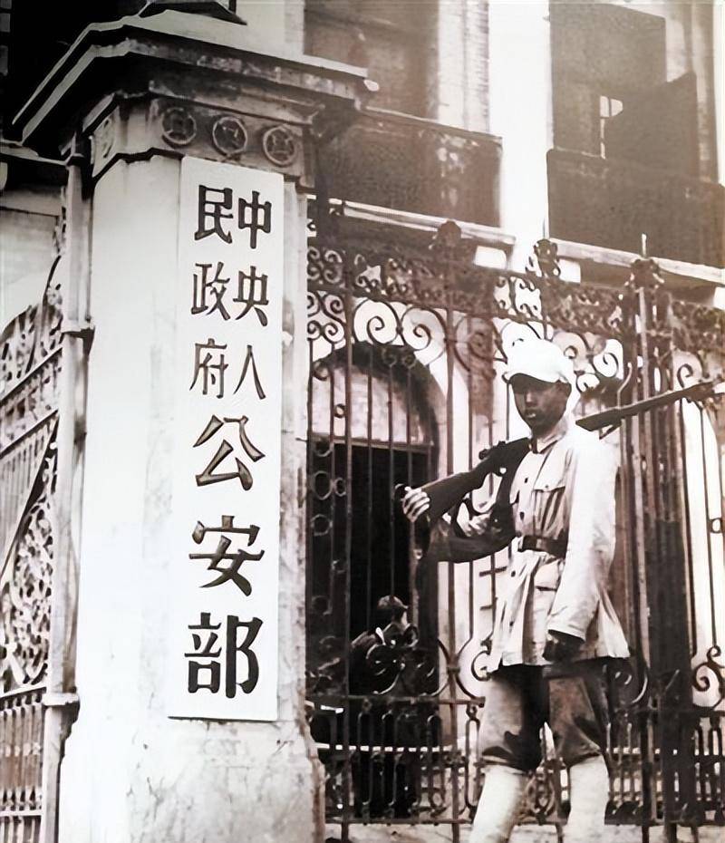 但是,国民党情报机关认为是向大陆派遣特务的大好时机,因此,在当时大