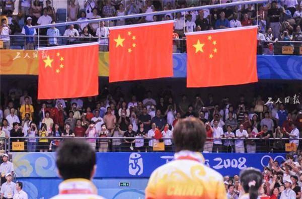 甚至在奥林匹克运动会上,曾经有过一项比赛升起三面国旗的耀眼时刻