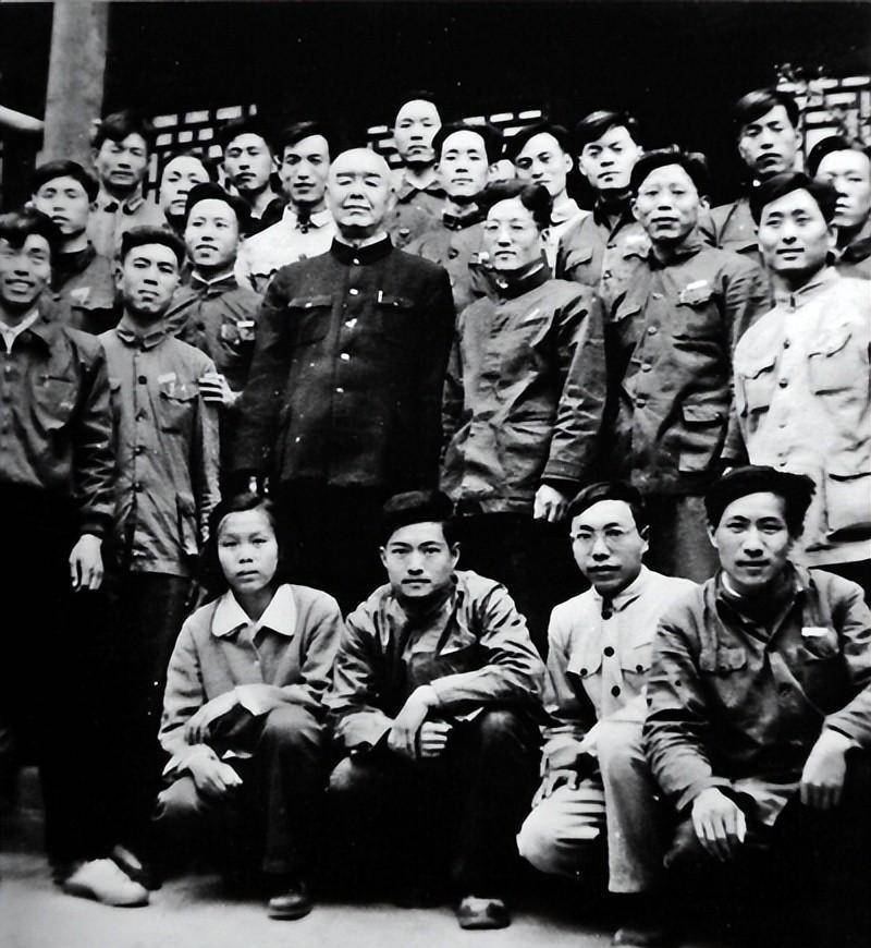 1916年5月,邓宝珊在陕南镇守使陈树藩部胡景翼手下谋职,由于陈树藩