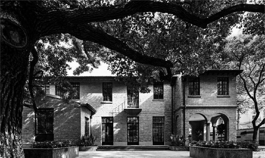 他聪慧有加,日后的发展自是不可估量,很快资助他进入东亚同文书院就读