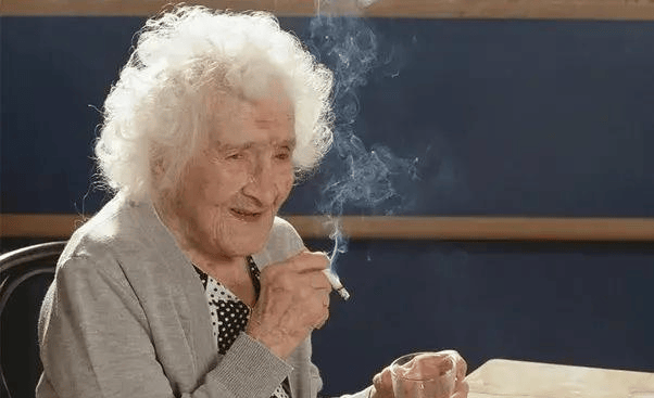 活了122年零164天,在她118岁的时候,她的饮食很差,每天喝酒,还抽烟