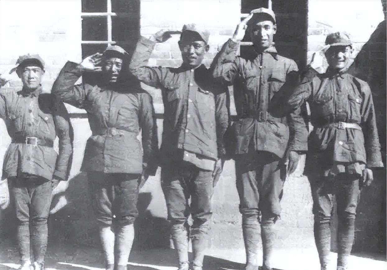 很多百姓家门前张贴的对联都是"红军来了鸡犬不惊,白军来了鸡犬不宁"