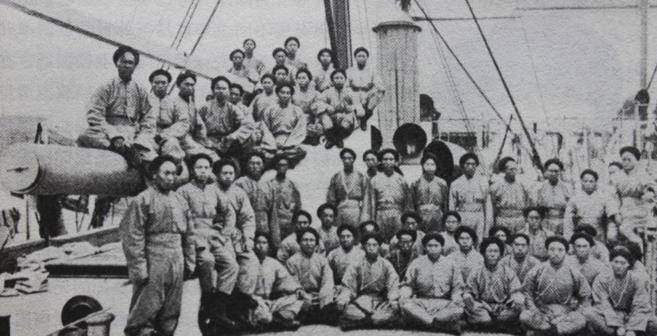 下穿与上衣面料同色或白色长裤,这种蓝色上衣和白色军裤的组合是西方