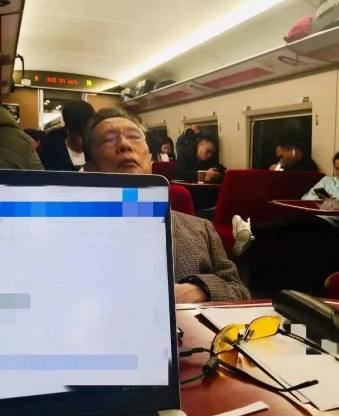 钟世藩从护士手中接过眼睛紧闭,哇哇大哭的婴儿,取名钟南山