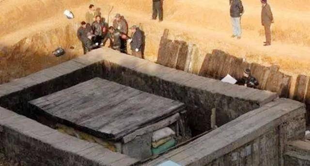 北京李莲英墓被挖开,尸身神秘消失仅剩头颅,辫子揭开死因之谜
