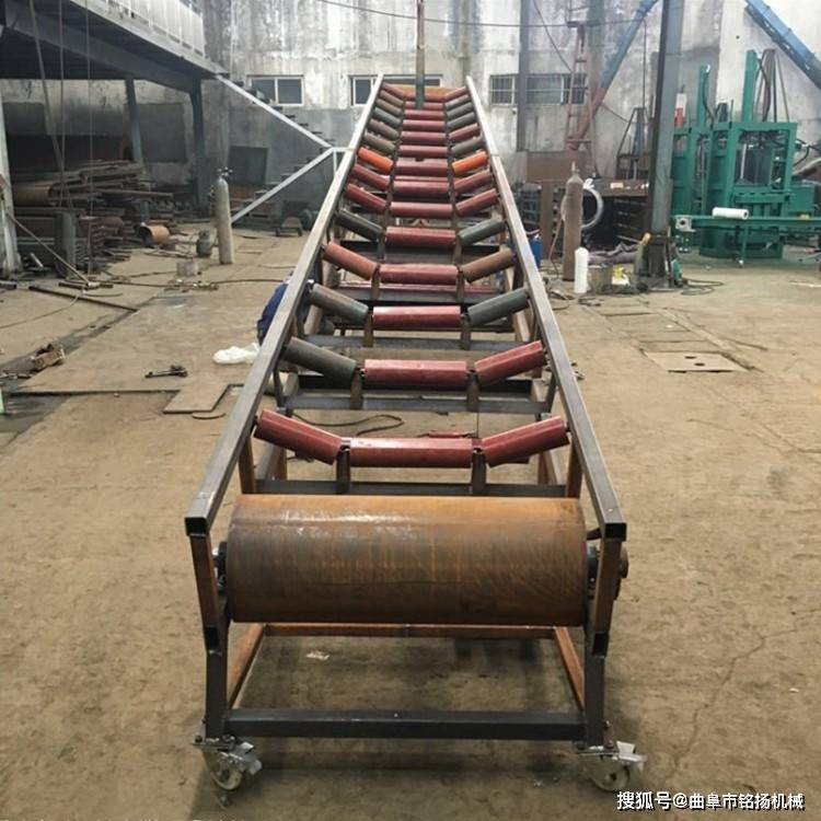 带式输送机主要部件包括驱动装置(主要由电机,液力耦合器,减速器