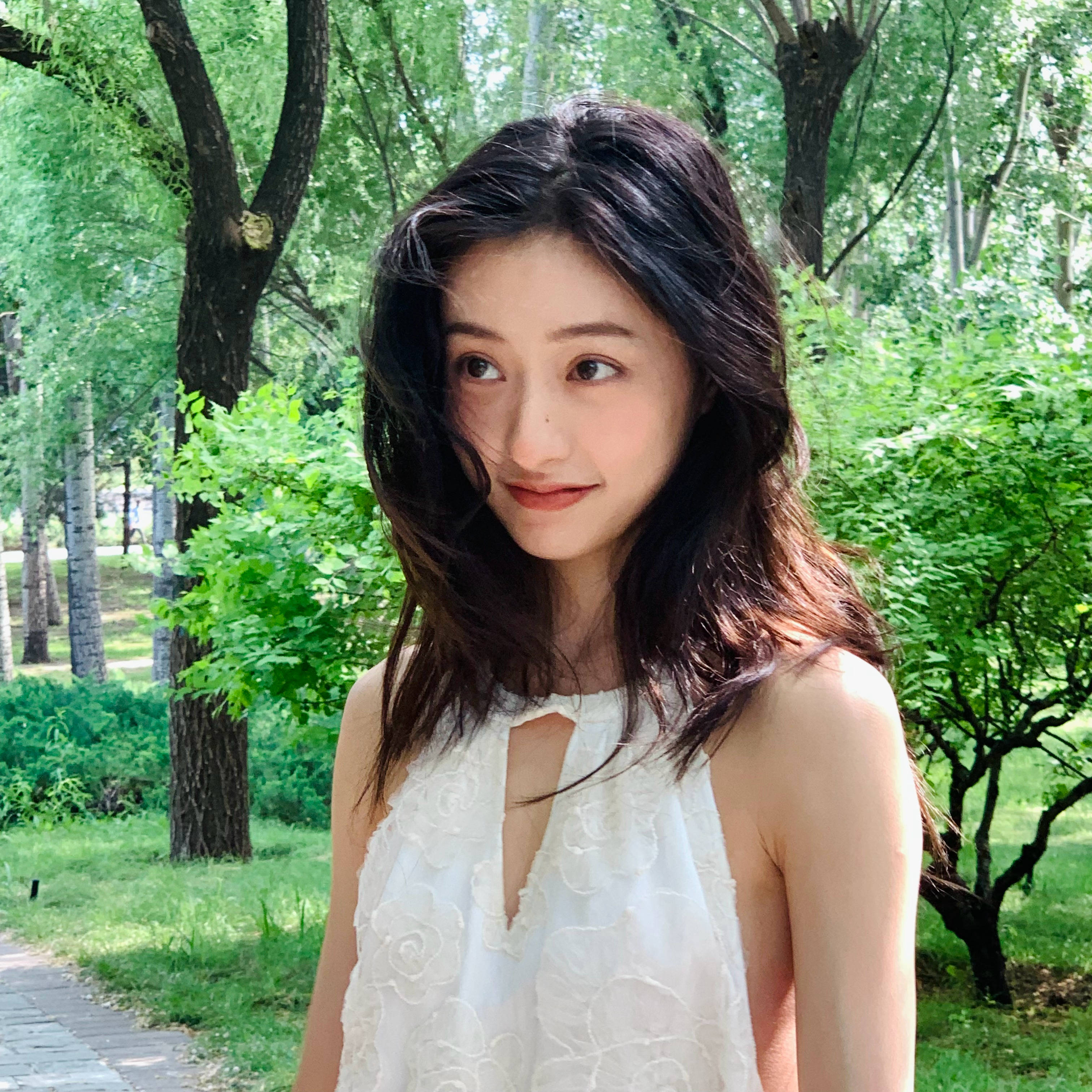 胡连馨吊带配短裙秀美背线条 回眸甜笑少女感满满_双腿_穿着_照片
