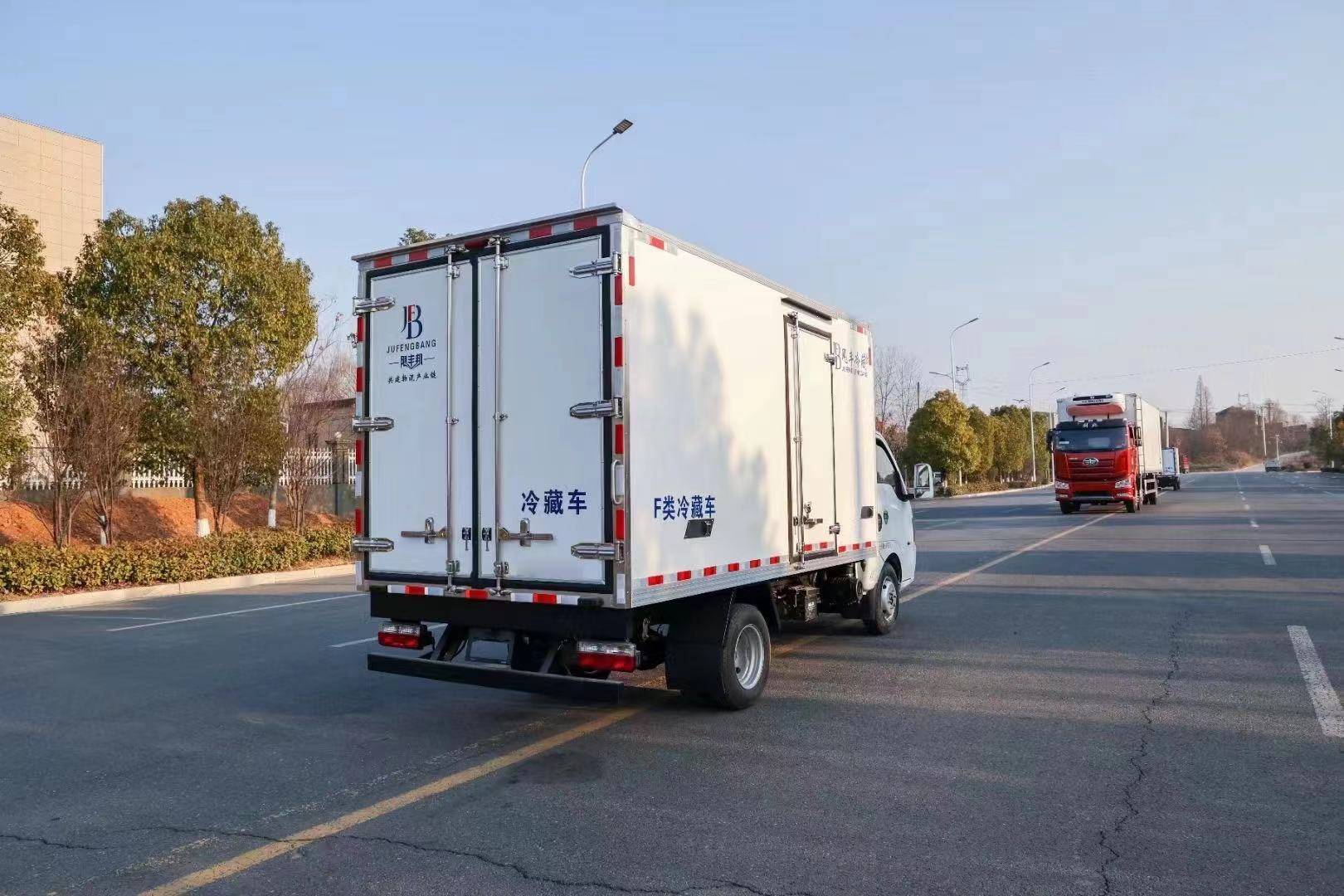 3米5东风途逸冷藏车