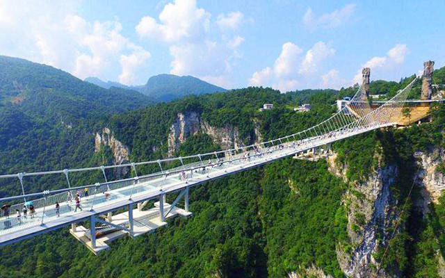 张家界高端旅游设计方案：5-9月靠谱导游推荐路线，游客必备收藏