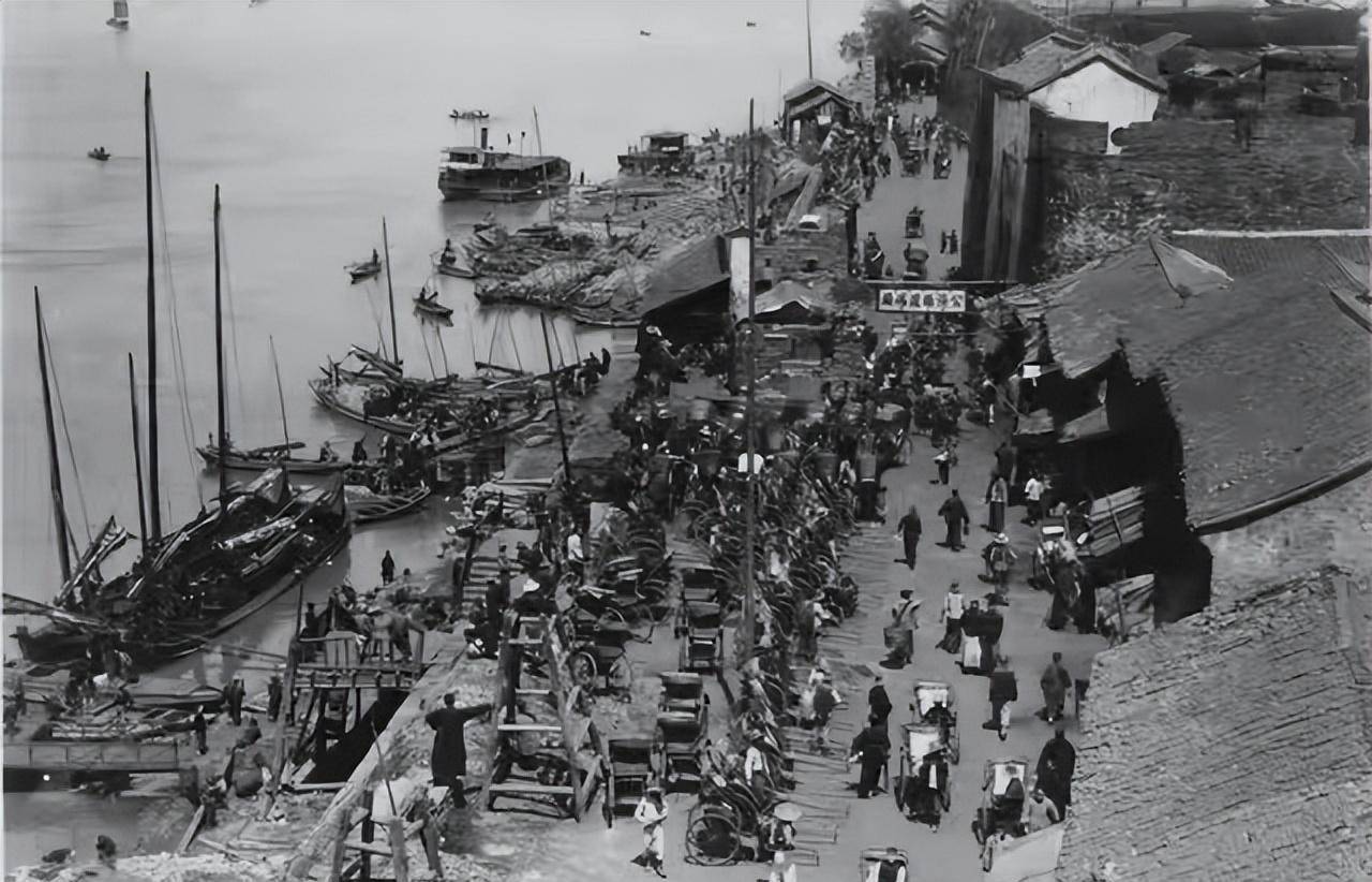 1926年蒋介石开始谋取国民党大权,发动了"中山舰事件",第三军军长