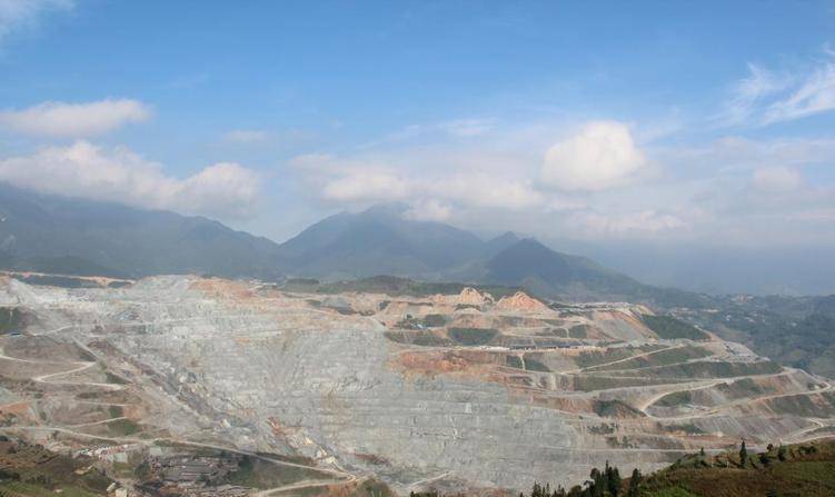 2003年都龙锡矿企业本来是一家稳妥妥的国有企业,其