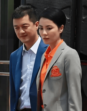 王菲为女儿建立基金会,了解前夫李亚鹏无力偿巨债,让女儿以后衣食无忧