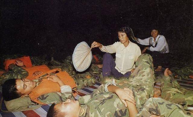 水又涨上来了!"一名战士喊着董三榕.