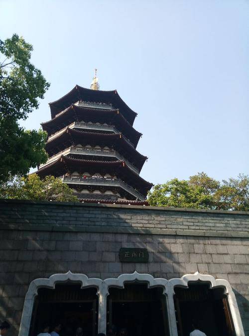 杭州风光无限:优秀本地导游定制旅游,十大名胜古迹等你来探索
