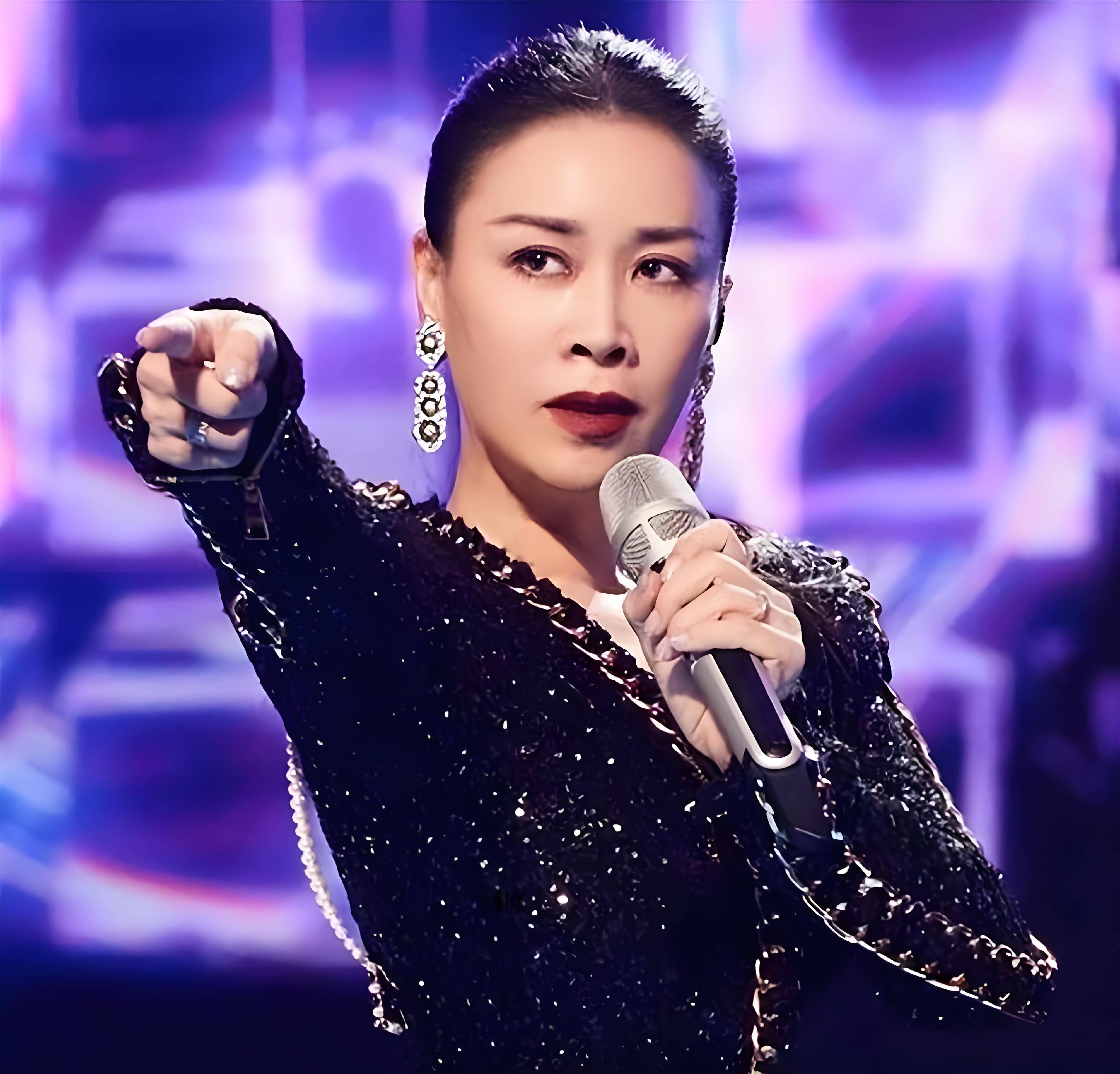 向佐把那英扑倒在地,那英回应啥事儿没有,在玩游戏,网友怒了