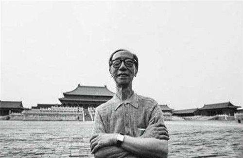 溥仪游览故宫,指出画像挂错了,导游却不屑一顾,溥仪:这是我爹
