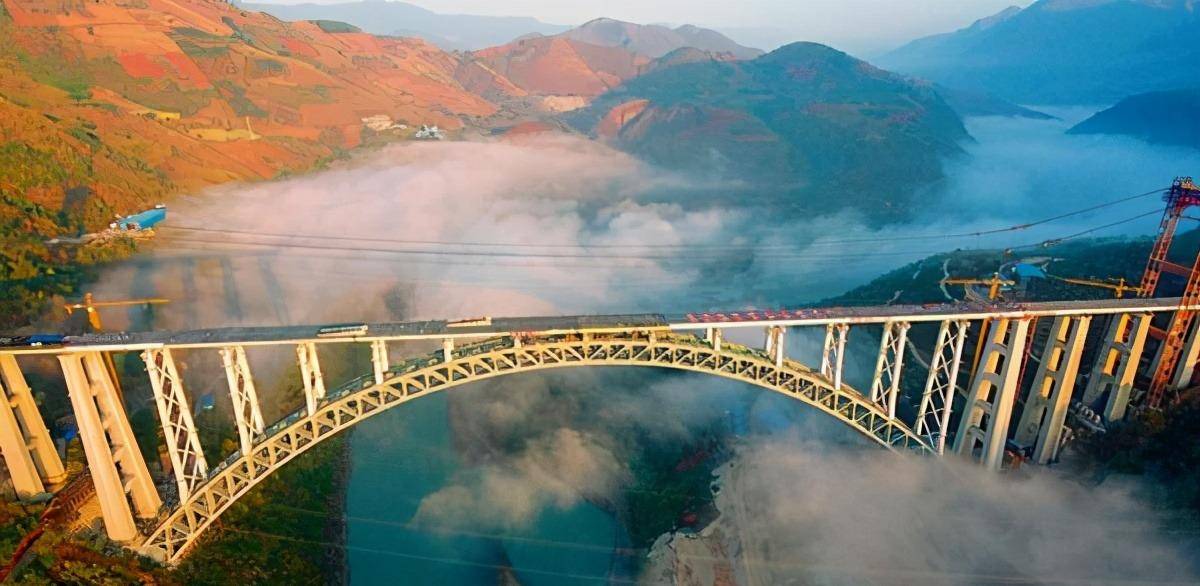 中国又一世界奇迹!耗资12年2800亿在山上挖个洞,只为行车5分钟