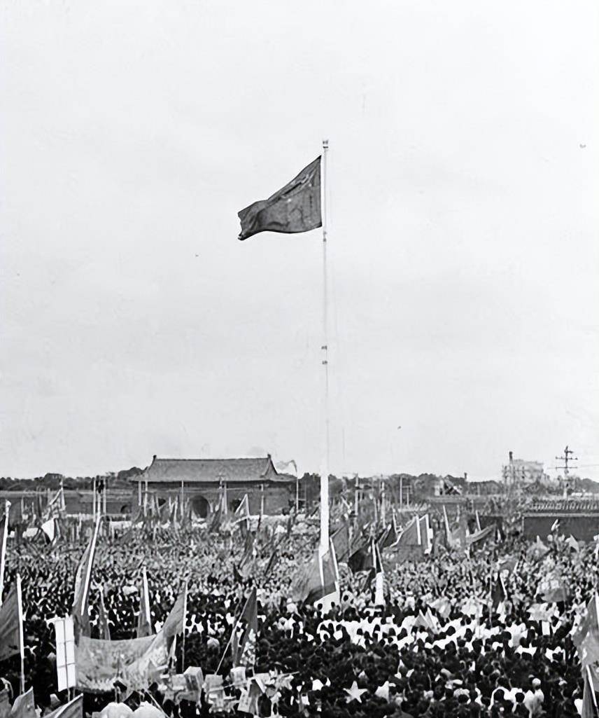 1949年征集国旗时,五星红旗只获得15票,另一作品却高达185票