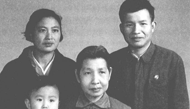 江西孤儿靠乞讨长大,23岁中央派人找到他:你亲妈是首长曾志!