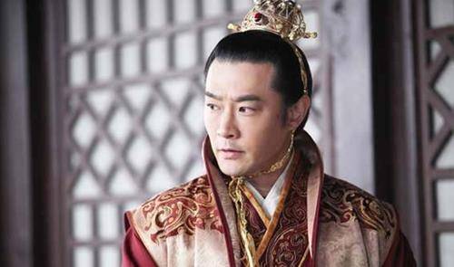 他做了多年皇储,先帝驾崩,他磕完头才发现登基的是别人