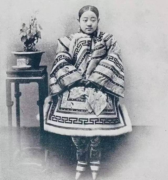 她15岁靠"三寸金莲"嫁进豪门,洗脚时疼痛流泪,丈夫却喜欢得紧