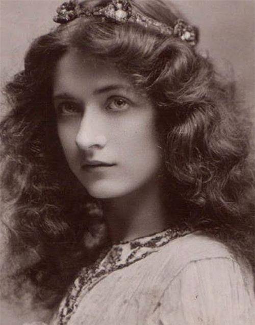 把亲生女儿囚禁在阁楼25年,只为阻止与邻居男孩恋爱_布兰奇_莫尼尔