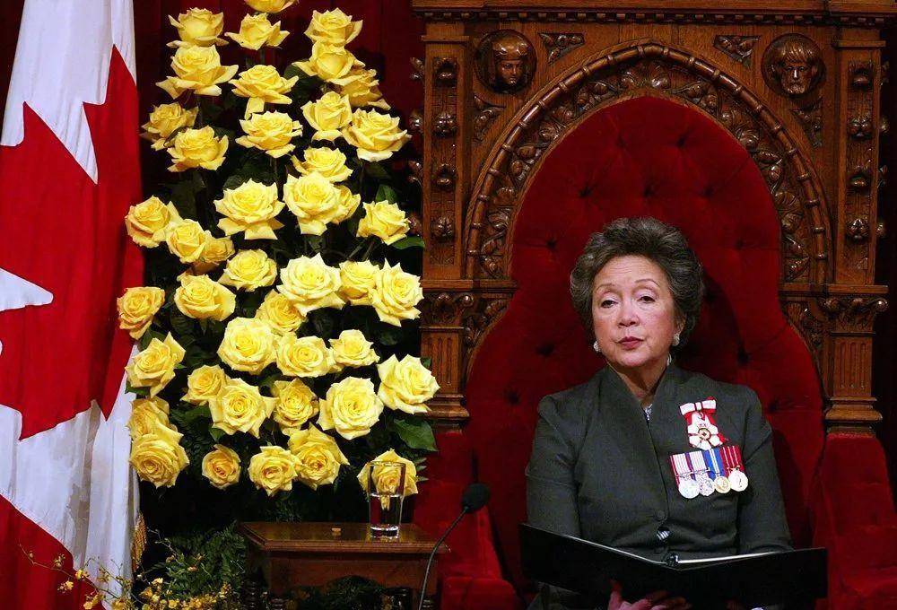 众所周知,位于北美洲的加拿大是英联邦成员国之一,尊英国女王伊丽莎白