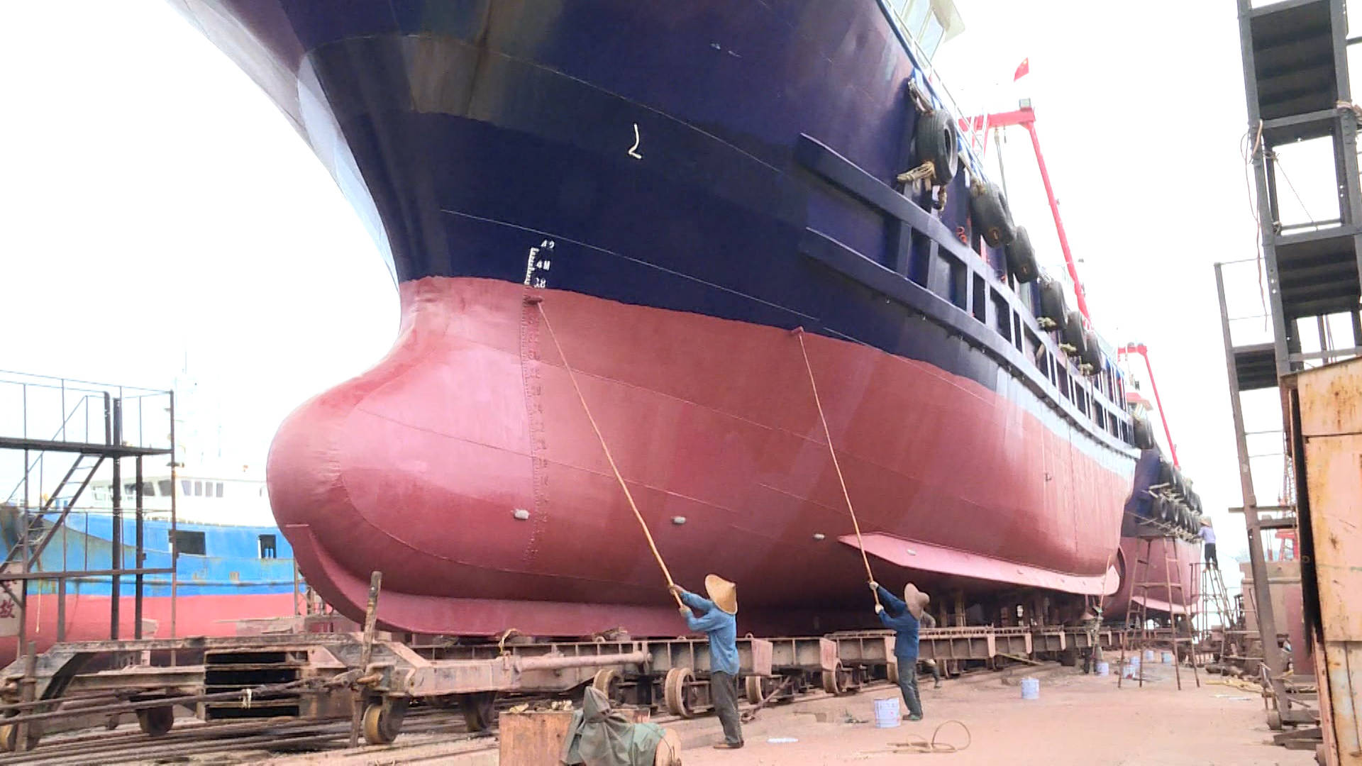 闸坡:休渔期 渔船进厂体检维修