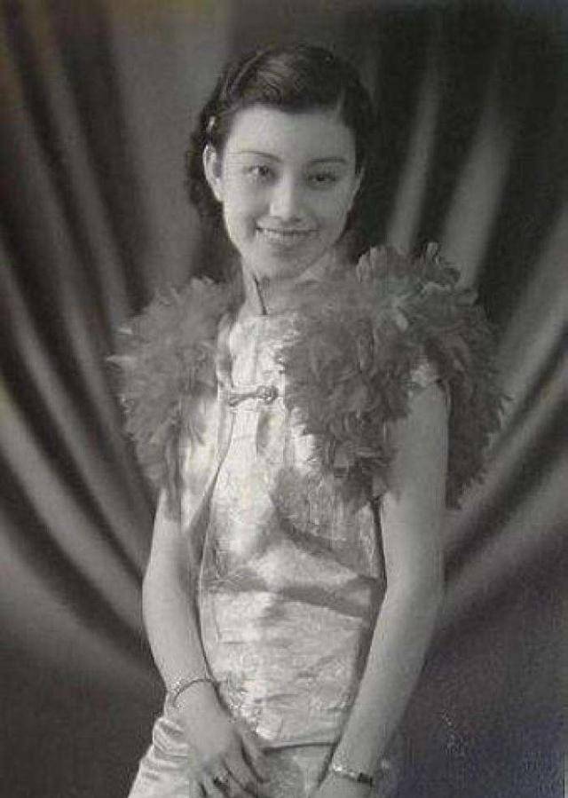 一美女"之称的王映霞为妻,为了娶这位美人,郁达夫与原配妻子孙荃离婚