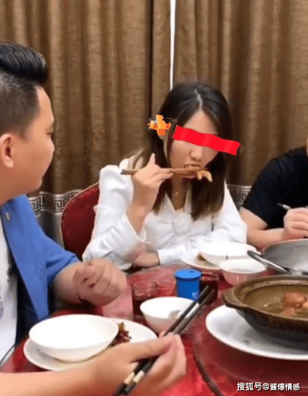 男闺蜜参加家庭聚会,妻子一直给他夹菜,丈夫愤怒离场:你俩过吧