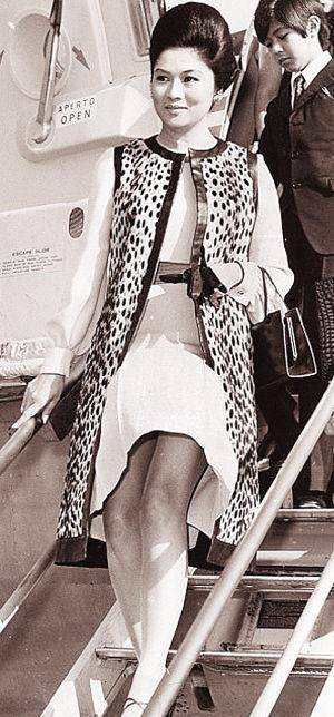 她靠美貌成第一夫人,却贪污100多亿,一天挥霍500万狂买奢侈品